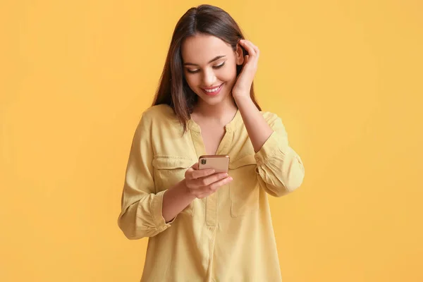 Mooie Jonge Vrouw Met Mobiele Telefoon Gele Achtergrond — Stockfoto