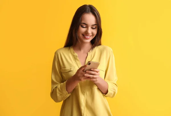 Mooie Jonge Vrouw Met Mobiele Telefoon Gele Achtergrond — Stockfoto