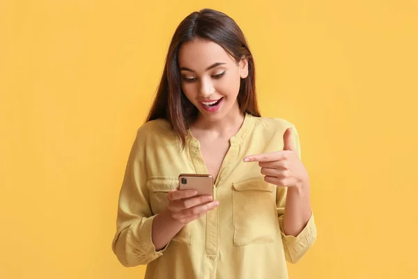 Mooie Jonge Vrouw Met Mobiele Telefoon Gele Achtergrond — Stockfoto