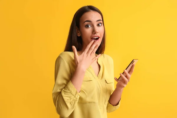 Mooie Verrast Jonge Vrouw Met Mobiele Telefoon Gele Achtergrond — Stockfoto