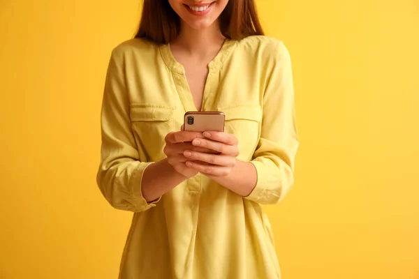 Krásná Mladá Žena Mobilním Telefonem Žlutém Pozadí — Stock fotografie