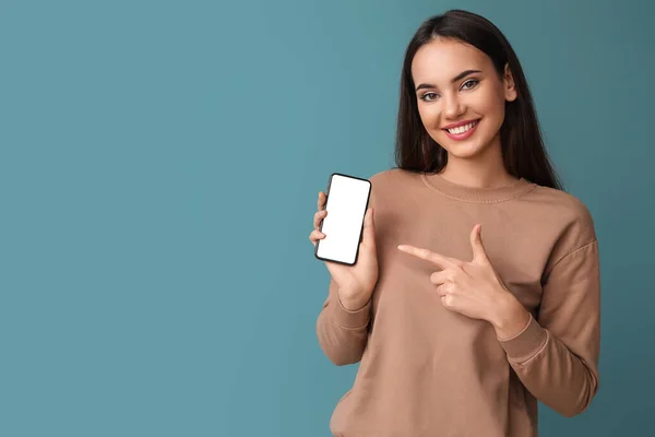 Mooie Jonge Vrouw Met Mobiele Telefoon Blauwe Achtergrond — Stockfoto