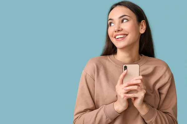 Mooie Jonge Vrouw Met Mobiele Telefoon Blauwe Achtergrond — Stockfoto