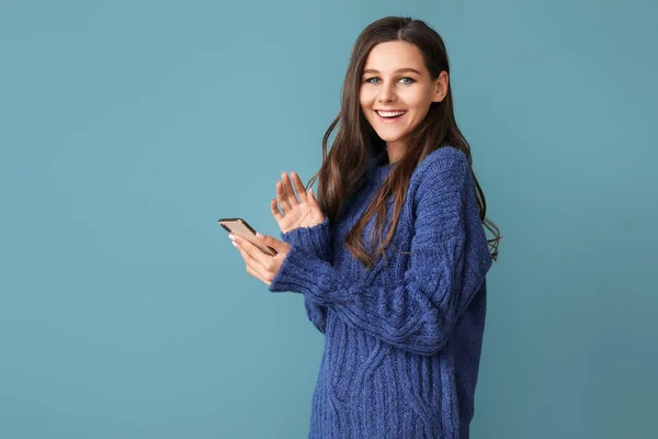 Hermosa Mujer Joven Feliz Con Teléfono Móvil Sobre Fondo Azul — Foto de Stock
