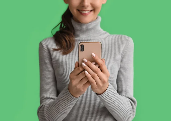 Красивая Молодая Женщина Мобильным Телефоном Зеленом Фоне — стоковое фото