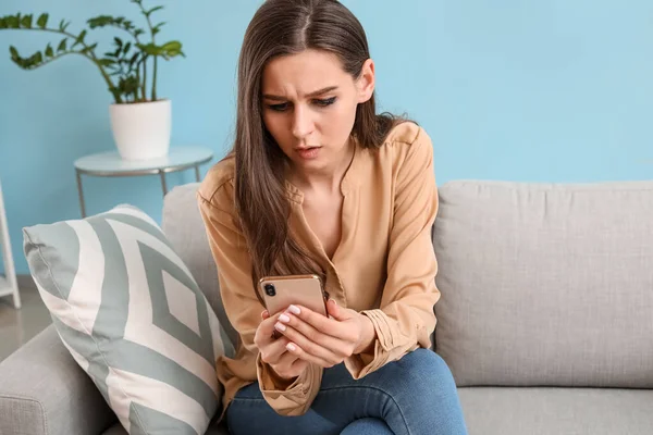 Jeune Femme Mécontente Avec Message Lecture Téléphone Portable Maison — Photo