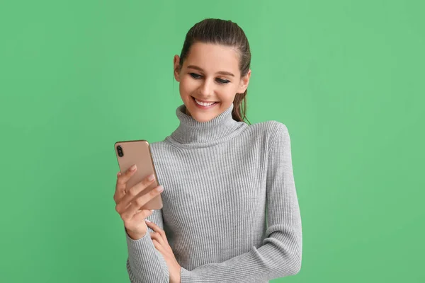Krásná Šťastná Mladá Žena Mobilním Telefonem Zeleném Pozadí — Stock fotografie