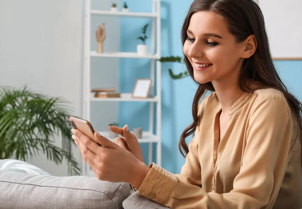 Krásná Mladá Žena Mobilním Telefonem Čtení Zprávy Doma — Stock fotografie