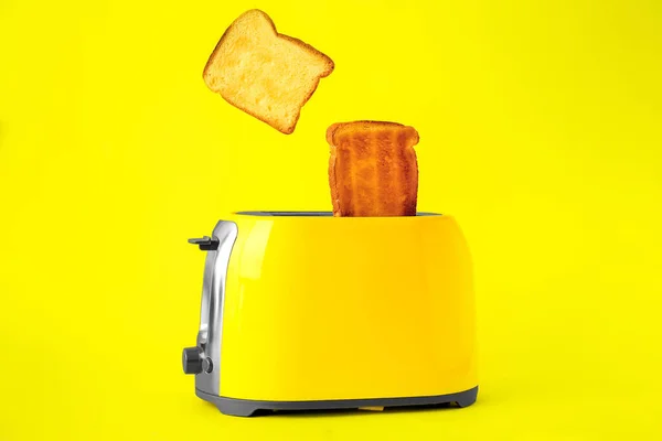 Moderne Broodrooster Met Brood Plakjes Gele Achtergrond — Stockfoto