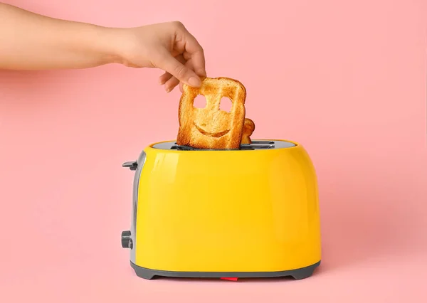 Mujer Tomando Rebanada Pan Tostadora Sobre Fondo Rosa — Foto de Stock