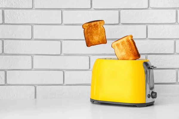 Moderner Toaster Mit Brotscheiben Auf Hellem Tisch — Stockfoto