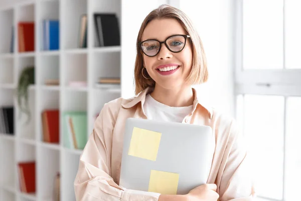 Estudiante Femenina Con Portátil Biblioteca — Foto de Stock