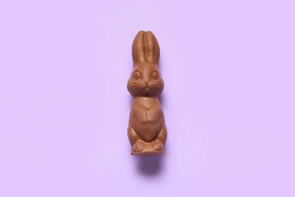 ライラックを背景にイースターチョコレートウサギ — ストック写真