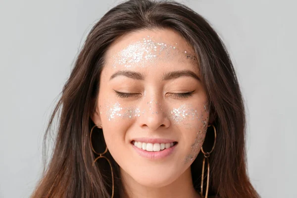 Sorridente Donna Asiatica Con Gli Occhi Chiusi Glitter Trucco Sfondo — Foto Stock