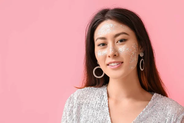 Jovem Mulher Asiática Com Maquiagem Brilho Fundo Rosa — Fotografia de Stock