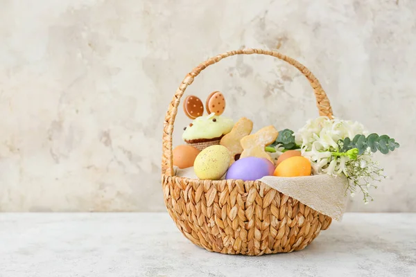Καλάθι Δώρου Ζωγραφισμένα Πασχαλινά Αυγά Και Λουλούδια Ανοιχτό Φόντο — Φωτογραφία Αρχείου