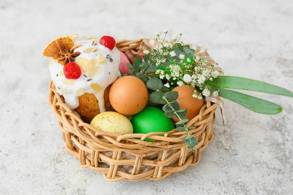 Καλάθι Δώρου Ζωγραφισμένα Πασχαλινά Αυγά Λουλούδια Και Κέικ Ελαφρύ Φόντο — Φωτογραφία Αρχείου