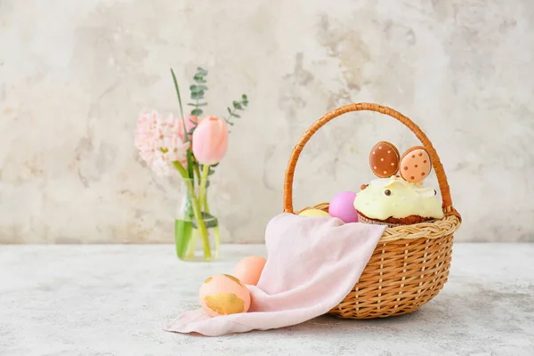 Renkli Paskalya Yumurtaları Açık Arkaplanda Pastayla Hediye Sepeti — Stok fotoğraf