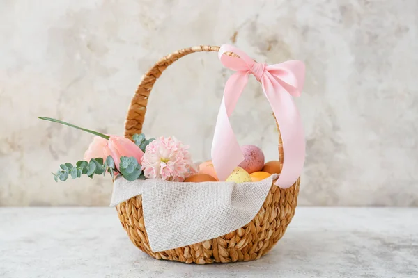 Canasta Regalo Con Huevos Pascua Pintados Flores Sobre Fondo Claro — Foto de Stock