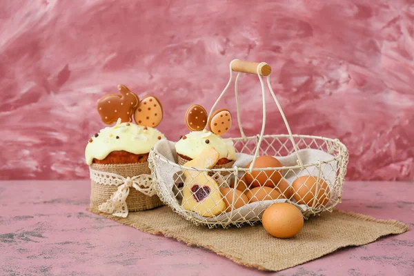 Geschenkmand Met Eieren Koekjes Paastaart Roze Achtergrond — Stockfoto