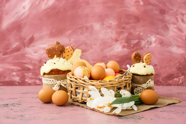 Καλάθι Δώρου Ζωγραφισμένα Πασχαλινά Αυγά Λουλούδια Και Κέικ Ροζ Φόντο — Φωτογραφία Αρχείου