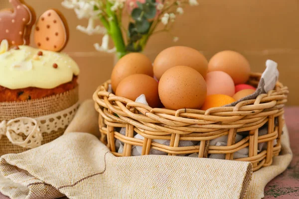 Gift Basket Painted Easter Eggs Table — Stock Photo, Image