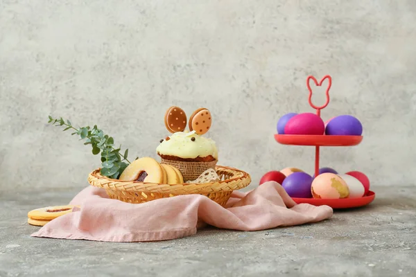 Geschenkmand Met Paastaart Koekjes Beschilderde Eieren Tafel — Stockfoto