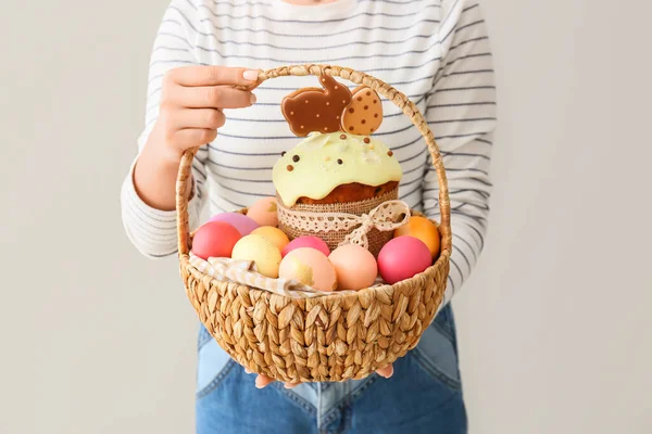 Γυναίκα Κρατώντας Καλάθι Δώρων Βαμμένα Αυγά Του Πάσχα Και Κέικ — Φωτογραφία Αρχείου