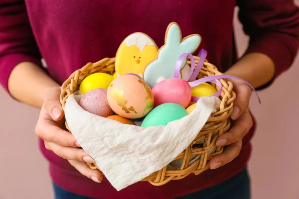 Woman Holding Gift Basket Painted Easter Eggs Cookies Pink Background — Stock Photo, Image