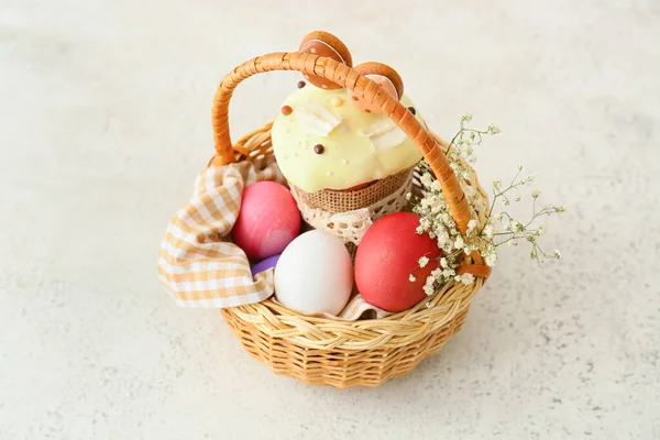 Gift Basket Painted Easter Eggs Flowers Cake Light Background — Stock Photo, Image