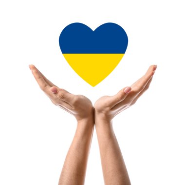 Beyaz arka planda kalp şeklinde Ukrayna bayrağı taşıyan kadın eller. Ukrayna 'da Savaş