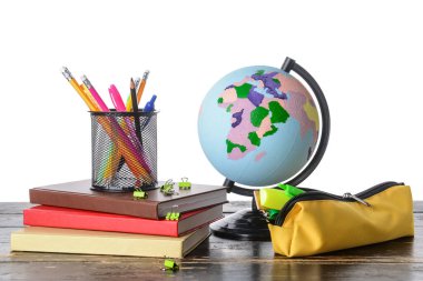 Tahta tablonun üzerinde beyaz arkaplanı olan bir kırtasiye seti