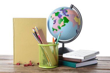 Tahta tablonun üzerinde beyaz arkaplanı olan bir kırtasiye seti