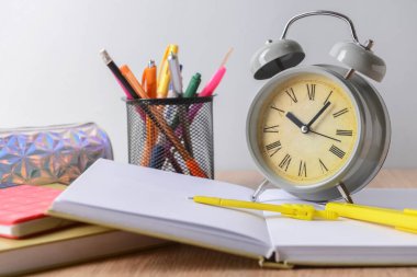 Masada farklı kırtasiye ve alarm saati var.