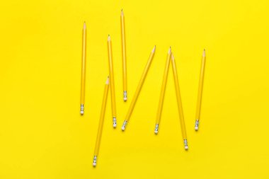 Sarı arka planda sıradan kalemler