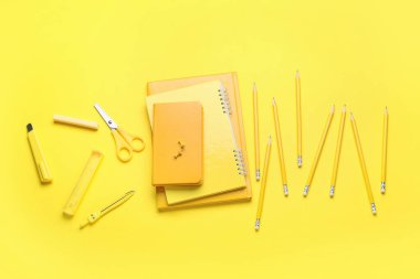 Sarı arkaplanda farklı kırtasiye