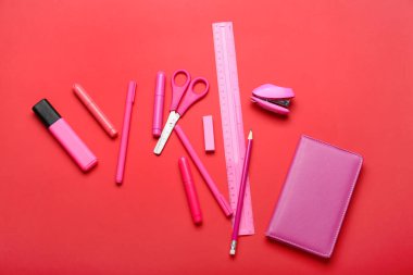 Kırmızı arkaplanda farklı kırtasiye seti