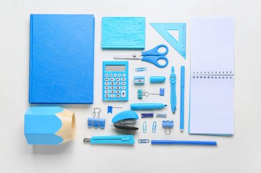 Beyaz arkaplanda izole edilmiş farklı kırtasiye seti