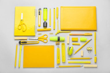 Gri arkaplanda sarı kırtasiye seti