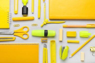 Gri arkaplanda sarı kırtasiye seti