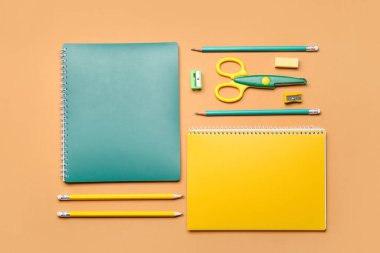 Renk arkaplanı üzerinde farklı kırtasiye seti