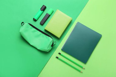 Yeşil arkaplanda bir kırtasiye seti