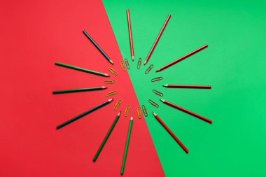 Renk arkaplanındaki kalem ve klipslerle kompozisyon