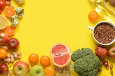 Farklı sağlıklı ürünler ve sarı arka planda ölçüm bandı