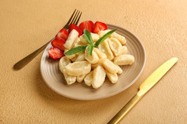 Renkli çilekli ve çatal bıçaklı lezzetli, tembel hamur tatlısı tabağı.