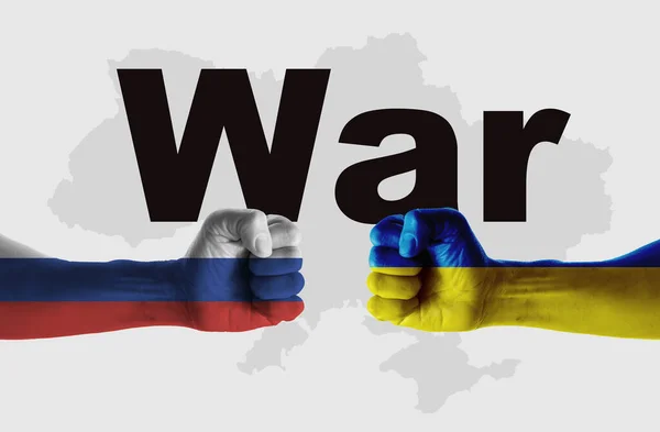 紧握着的男性拳头在白色背景上涂上俄罗斯和乌克兰国旗的颜色 俄罗斯对乌克兰战争 — 图库照片