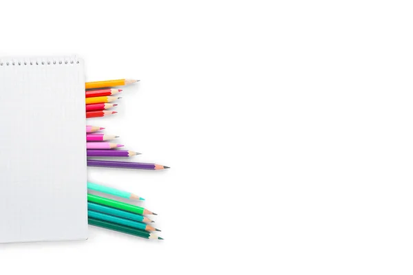 Carnet Crayons Couleur Sur Fond Blanc — Photo