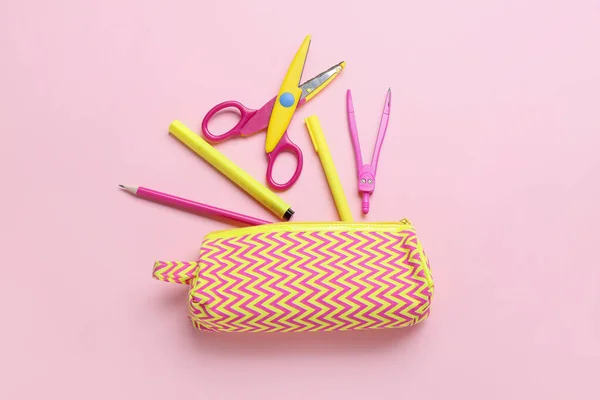 ピンクの背景にカラフルな文房具付きペンシルケース — ストック写真