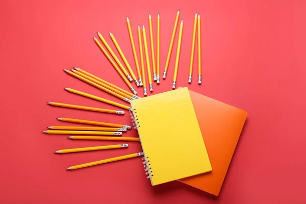 Cadernos Lápis Ordinários Sobre Fundo Vermelho — Fotografia de Stock