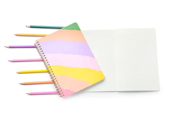 Beyaz Arkaplanda Defterleri Renkli Kalemlerle Kompozisyon — Stok fotoğraf